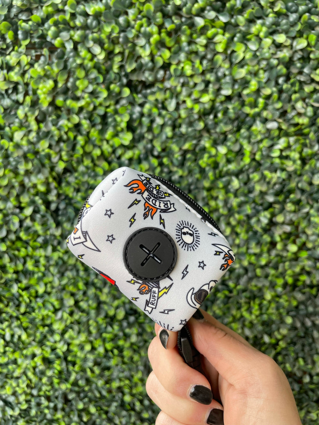 The Modern Dog Company - Soporte para bolsas de excrementos Bad to the Bone